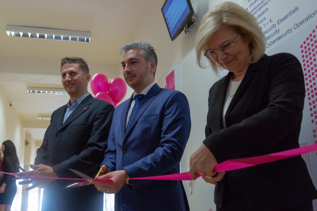 NetLAB otvoril za spoločnosť T-Systems Slovakia Martin Džbor, predseda Košického samosprávneho kraja Rastislav Trnka a Elena Tibenská, riaditeľka SOŠ Ostrovského.