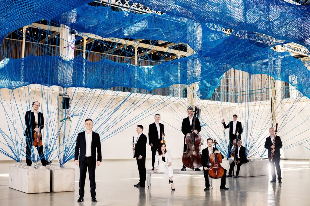 Komorný súbor Quasars Ensemble patrí k jedinečným profesionálnym hudobným telesám svojho druhu na Slovensku.
