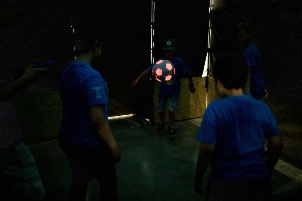 Futbal v tme - temný stan so svietiacou loptou a interkatívnou svietiacou stenou. Foto: Dávid Hanko