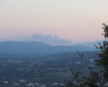 záber na dym fotený z kopca nad Faliraki