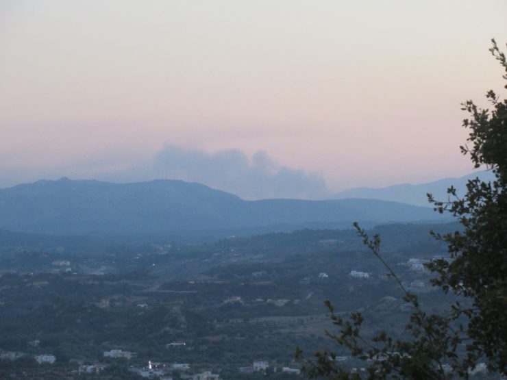 záber na dym fotený z kopca nad Faliraki